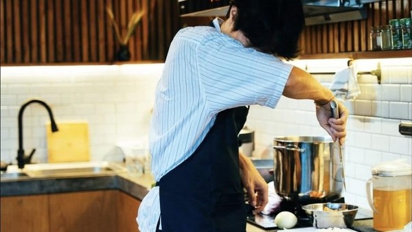 Momen Dikta Nangis Saat Iris Bawang hingga Ngopi Bareng Kucing Kesayangan