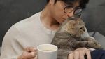 Momen Dikta Nangis Saat Iris Bawang hingga Ngopi Bareng Kucing Kesayangan