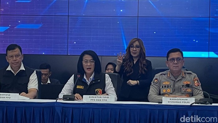 Dirtipid PPA dan PPO Bareskrim Polri, Brigjen Nurul Azizah, dalam jumpa pers kasus pelecehan atlet panjat tebing