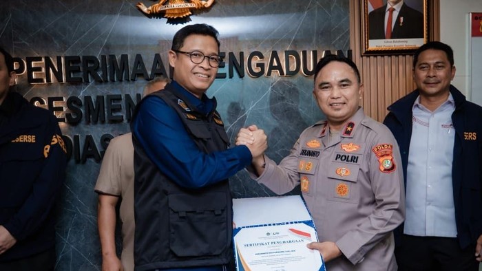 Ditjen Pajak Kemenkeu memberikan penghargaan kepada Polda Metro Jaya atas joint investigation dalam pengungkapan sindikat meterai palsu, Rabu (19/8/2026).