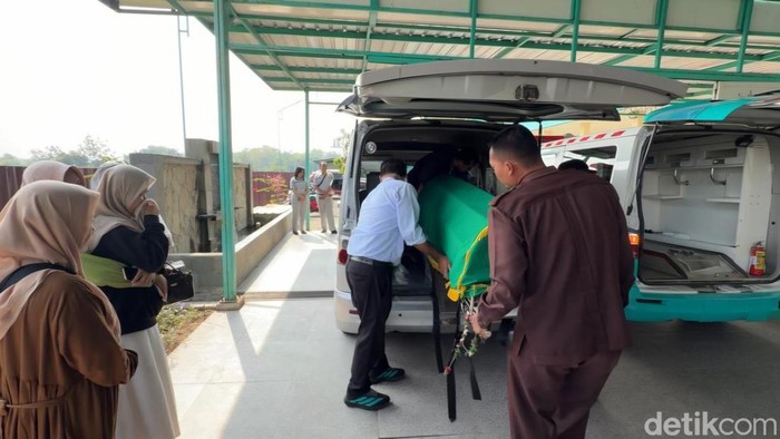 Jenazah korban kecelakaan di Tol Batang diserahkan ke keluarga, Rabu (19/8/2026).