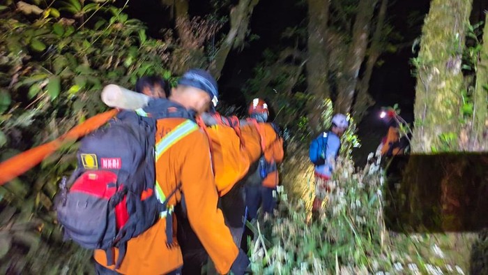 Proses evakuasi remaja tewas usai jatuh ke kawah Gunung Slamet, Rabu (19/8/2026) dini hari.