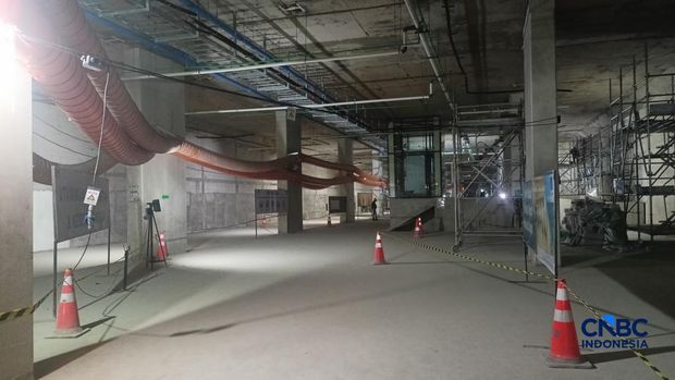 Extended Concourse di bawah perut Bundaran HI terus dikebut dan bakal menjadi penghubung bawah tanah, Rabu (19/8/26). Extended Concourse di bawah perut Bundaran HI terus dikebut dan bakal menjadi penghubung bawah tanah, Rabu (19/8/26). (CNBC Indonesia/Ferry Sandi)
