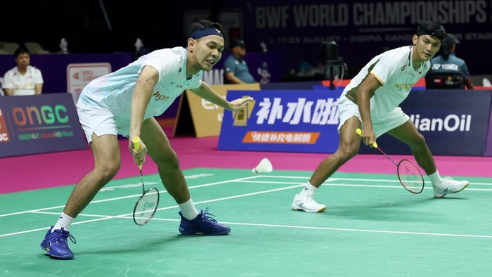 Fajar Alfian/Muhammad Shohibul Fikri tak ingin terbebani ekspektasi tinggi di Kejuaraan Dunia Bulutangkis 2026. Meski datang dengan modal dua gelar Super 1000 beruntun, mereka memilih fokus menjalani pertandingan satu demi satu.