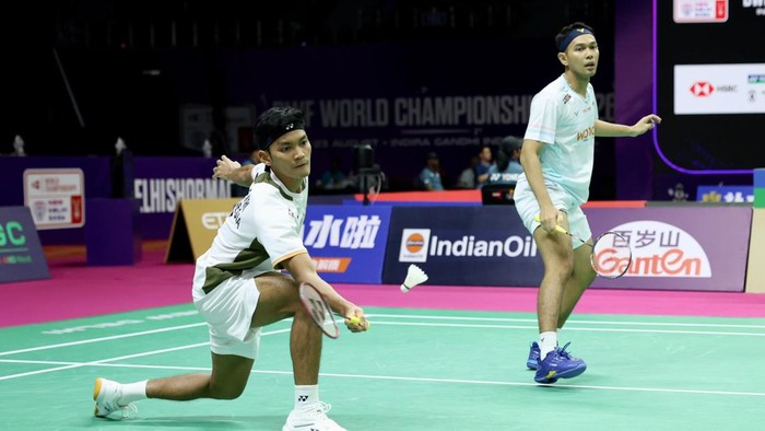 Fajar Alfian/Muhammad Shohibul Fikri tak ingin terbebani ekspektasi tinggi di Kejuaraan Dunia Bulutangkis 2026. Meski datang dengan modal dua gelar Super 1000 beruntun, mereka memilih fokus menjalani pertandingan satu demi satu.