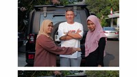 Gading Marten lalu mengungkapkan sudah menemukan pengganti Mba Likha. Sekarang welcome back koneng!!!!!@siti_syalalah. Hahaha gantian dulu jagain Mpi sekarang bapaknya okeh. Semoga semua bahagia yaaaa aminnnn, tulisnya. (Foto: dok Instagram gadiiing)