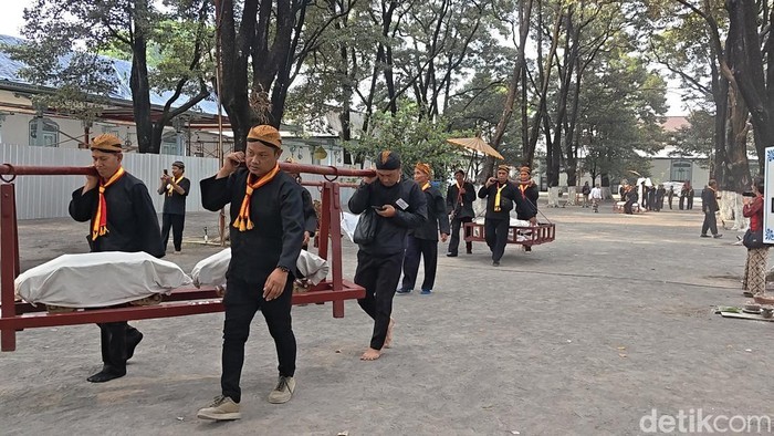 Abdi dalem mengeluarkan Gamelan Kyai Sekati menyambut Maulid Nabi, Rabu (19/8/2026).