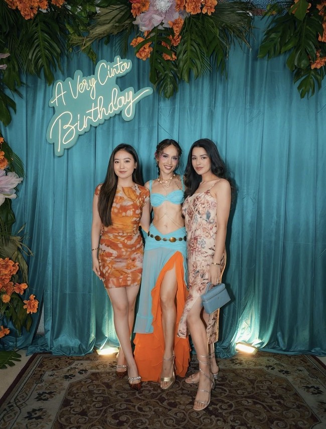 Sederet rekan artis terlihat ikut hadir memeriahkan pesta ulang tahun Cinta Laura. Natasha Wilona tampil simpel kenakan mini dress bodycon bernuansa oranye. Sementara Susan Sameh memilih dress tali spaghetti yang memiliki belahan sampai ke paha di salah satu sisinya. Foto: Instagram
