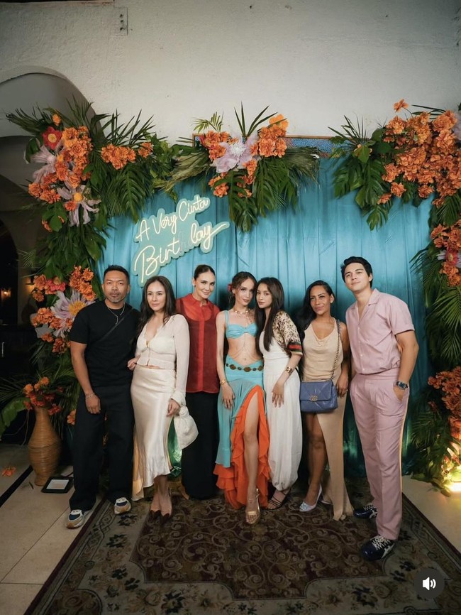Gaya Para Artis di Pesta Ultah Cinta Laura, Nikita Willy Paling Beda Berhijab