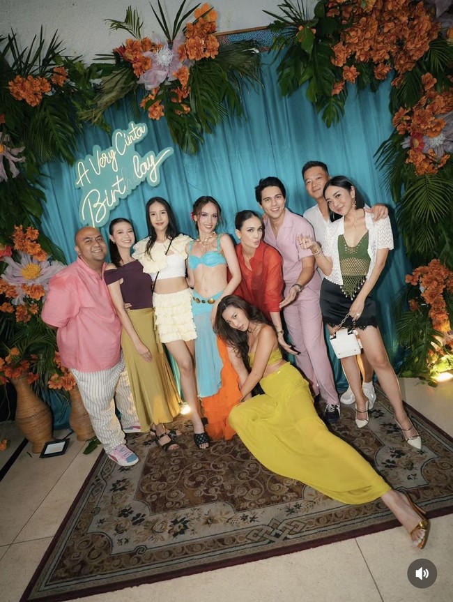 Yuki Kato, Anya Geraldine, serta Patricia Gouw tampak berpose bersama para rekan artis yang turut hadir. Yuki memadukan atasan sabrina warna coklat gelap dengan rok panjang warna kuning kehijauan. Sementara Anya tampil dengan setelan crop top dan rok pendek warna soft pastel. Foto: Instagram
