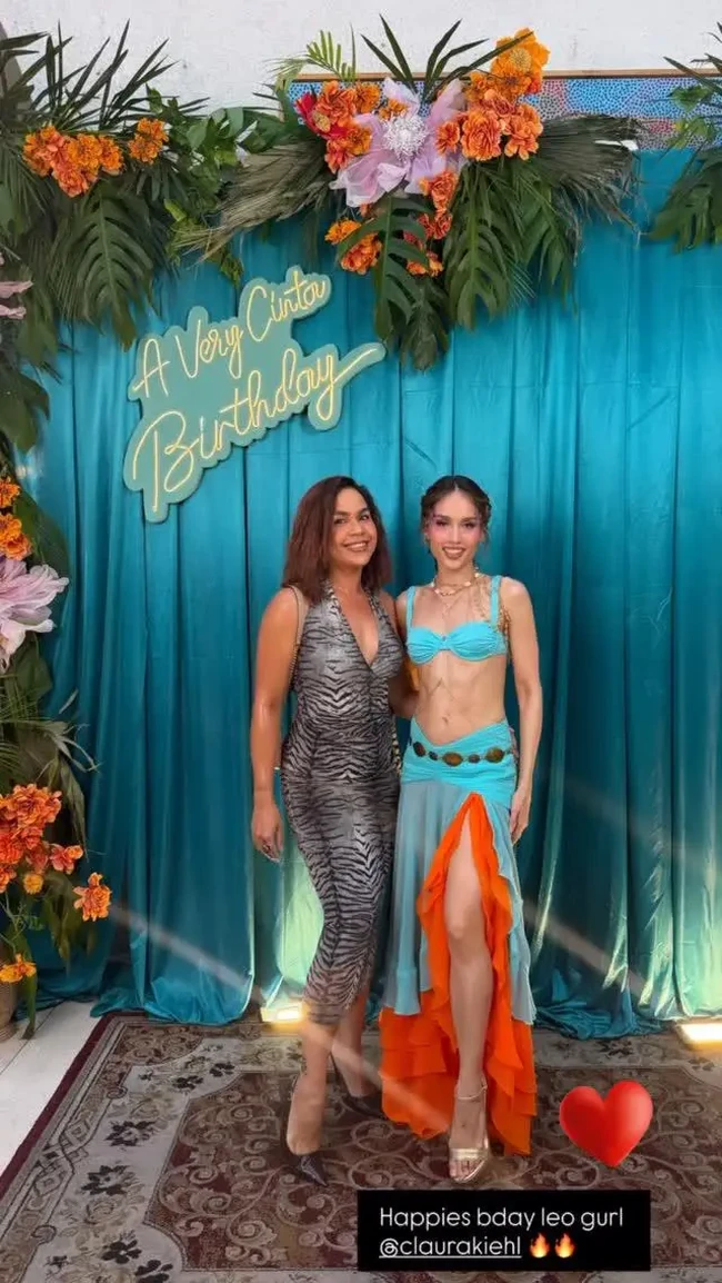 Melaney Ricardo memilih dress bodycon halter neck motif zebra. Rambut pendeknya tampak dibiarkan terurai. Foto: Instagram