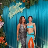 Melaney Ricardo memilih dress bodycon halter neck motif zebra. Rambut pendeknya tampak dibiarkan terurai. Foto: Instagram
