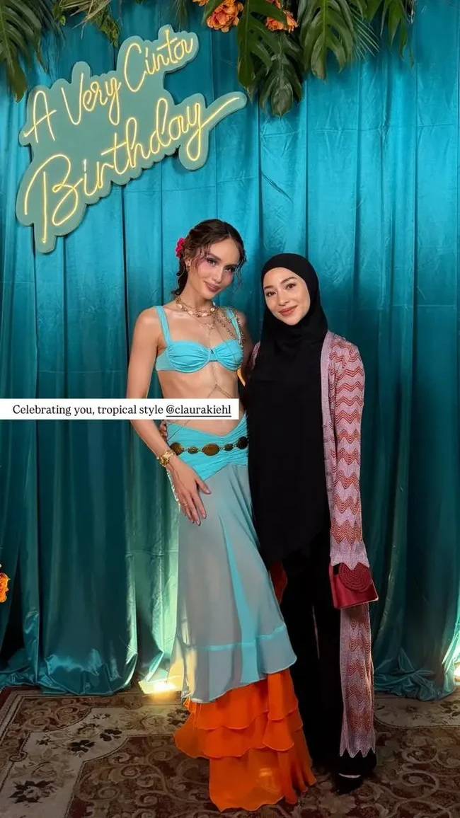 Sementara Nikita Willy tampak konsisten dengan penampilan tertutupnya yang santun. Ia memilih padukan inner serba hitam dengan long outer motif zigzag bernuansa merah. Penampilannya makin lengkap dengan hijab hitam yang membungkus kepalanya. Foto: Instagram