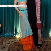 Sementara Nikita Willy tampak konsisten dengan penampilan tertutupnya yang santun. Ia memilih padukan inner serba hitam dengan long outer motif zigzag bernuansa merah. Penampilannya makin lengkap dengan hijab hitam yang membungkus kepalanya. Foto: Instagram