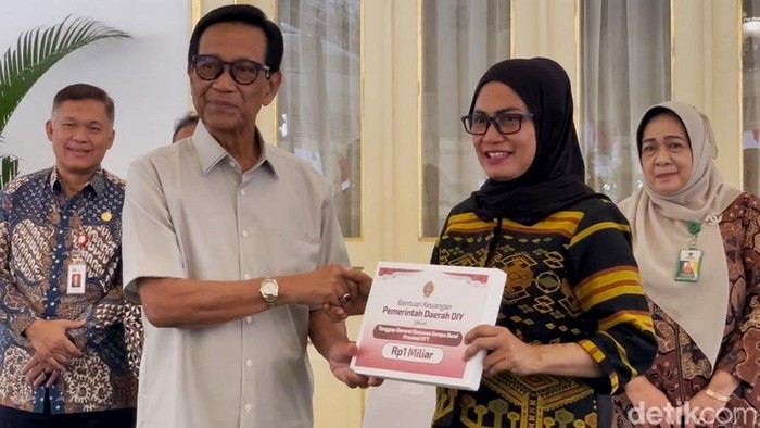 Gubernur DIY Sri Sultan Hamengku Buwono X secara simbolis menyalurkan bantuan untun korban gempa NTT di Kompleks Kepatihan, Rabu (19/8/2026).