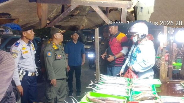 Gubernur Pramono Anung meminta kondisi Jalan Raya Bogor Kramat Jati dibenahi agar tak licin dan membahayakan pengguna jalan. Pemkot akan tertibkan pedagang. (dok IG @kecamatan.kramatjati)