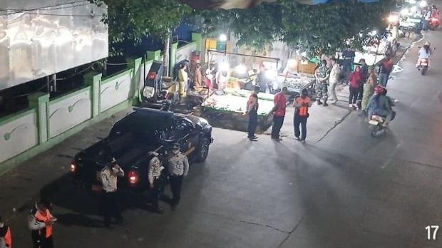 Gubernur Pramono Anung meminta kondisi Jalan Raya Bogor Kramat Jati dibenahi agar tak licin dan membahayakan pengguna jalan. Pemkot bakal tertibkan pedagang. (dok IG @kecamatan.kramatjati)
