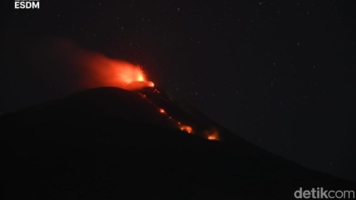 Gunung Ile Lewotolok meletus disertai aliran lava sejauh 1,2 km, Selasa (18/8/2026) malam.