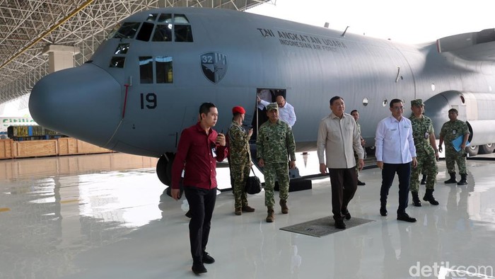 Menteri Pertahanan (Menhan) Sjafrie Sjamsoeddin, Kepala Staf TNI Angkatan Udara (KSAU) Marsekal TNI Mohamad Tonny Harjono, Direktur Utama PT Garuda Indonesia Glenny Kairupan, dan Direktur Utama  PT GMF Aero Asia Andi Fahrurrozi memberikan keterangan pers usai penyerahan pesawat Hercules C-130 H A-1319 milik TNI Angkatan Udara yang telah di modernisasi , di hanggar GMF Bandara Soekarno-Hatta pada Rabu (19/8/2026).