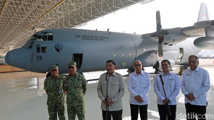 Menteri Pertahanan (Menhan) Sjafrie Sjamsoeddin, Kepala Staf TNI Angkatan Udara (KSAU) Marsekal TNI Mohamad Tonny Harjono, Direktur Utama PT Garuda Indonesia Glenny Kairupan, dan Direktur Utama  PT GMF Aero Asia Andi Fahrurrozi memberikan keterangan pers usai penyerahan pesawat Hercules C-130 H A-1319 milik TNI Angkatan Udara yang telah di modernisasi , di hanggar GMF Bandara Soekarno-Hatta pada Rabu (19/8/2026).