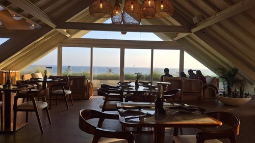 Heven, salah satu bagian dari Heven & Sin, menawarkan pengalaman fine dining dengan suasana lebih formal serta pemandangan Pantai Nelayan di Canggu, Kuta Utara, Badung, Selasa (18/8/2026). (Fabiola Dianira/detikBali)