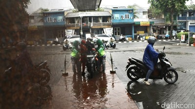 Hujan Guyur Jakarta di Tengah Puncak Musim Kemarau