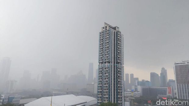 Hujan kembali membasahi tanah Jakarta. Hujan terakhir turun dua pekan lalu.  (Jabbar R/detikcom)