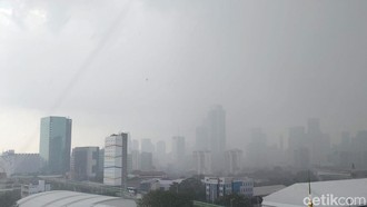 Adem! Tengah Hari Bolong Jakarta Diguyur Hujan