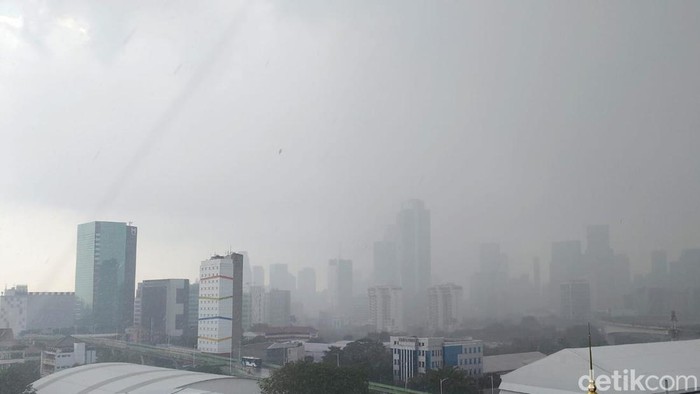 Hujan kembali membasahi tanah Jakarta. Hujan terakhir turun dua pekan lalu.  (Jabbar R/detikcom)