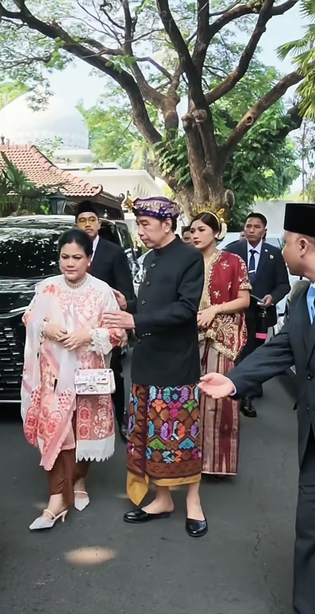 Iriana tampil anggun dengan kebaya bernuansa merah-putih. Ia mengenakan atasan putih berlengan panjang dengan detail motif floral dipadukan dengan kain bawahan berwarna cokelat. Foto: Instagram/@jokowi