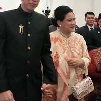 Namun, ada satu aksesori yang langsung menjadi sorotan, yakni tas mini Chanel yang dibawanya. Tas tersebut diketahui merupakan Chanel Mini Flap Bag dengan tampilan yang berbeda dari tas Chanel klasik pada umumnya. Ukurannya mungil, tetapi bagian permukaannya dihiasi berbagai ornamen yang membuatnya terlihat dekoratif dan mencolok. Foto: Instagram/@jokowi
