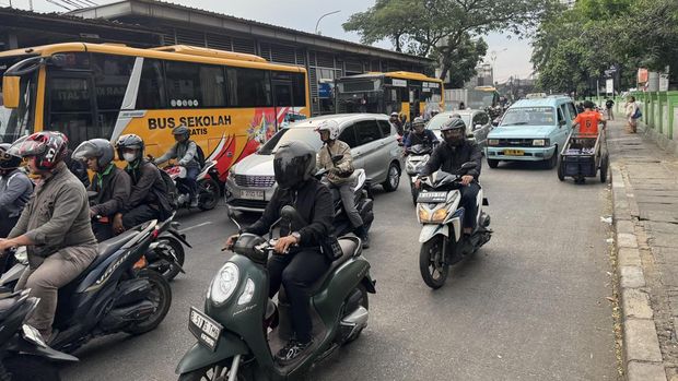 Jalanan di area Kramat Jati, Jakarta Timur, menjadi sorotan lantaran diduga menjadi pemicu kecelakaan maut remaja berinisial HH, siswa MAN 6 Jaktim, akibat tertabrak truk usai terjatuh imbas jalan licin.