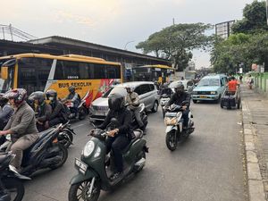 Cerita dan Asa Warga soal Jalan Kramat Jati Licin Sering Picu Kecelakaan