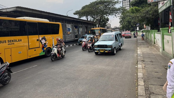 Jalanan di kawasan Kramat Jati, Jakarta Timur, menjadi sorotan karena diduga menjadi pemicu kecelakaan maut remaja berinisial HH, siswa MAN 6 Jaktim, akibat tertabrak truk usai terjatuh imbas jalan licin.