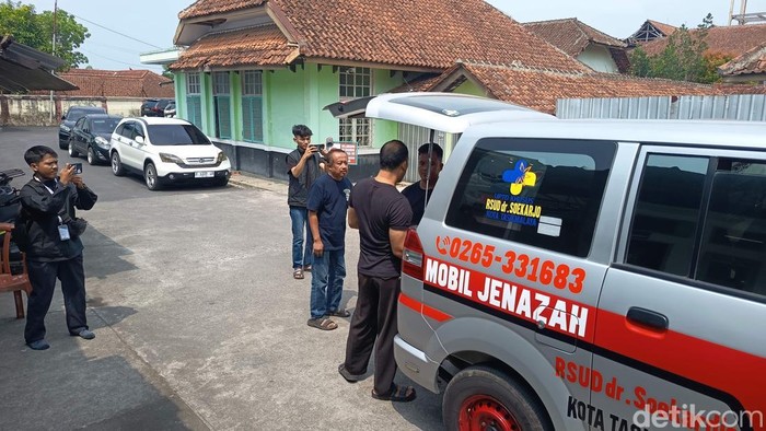 Jenazah Tata Hendro saat tiba di Kamar Mayat RSUD dr Soekardjo Tasikmalaya.