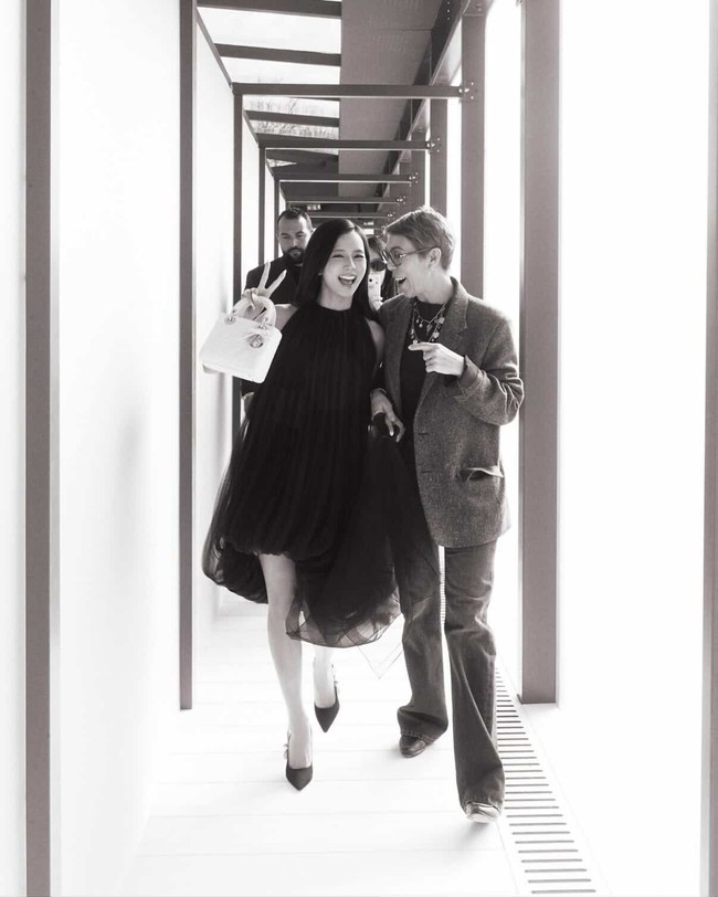 “Aku akan sangat merindukanmu dan selalu menyimpan kenangan kita. Beristirahatlah dengan tenang, Mathilde. Kamu tidak akan pernah terlupakan,” ucap Jisoo untuk wanita yang telah bekerja dengan Dior selama 15 tahun tersebut. Foto: dok. Instagram @sooyaaa__