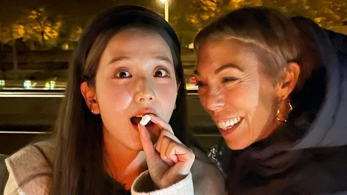 Jisoo BLACKPINK mengenang kepergian petinggi Dior, Mathilde Favier yang meninggal dunia.
