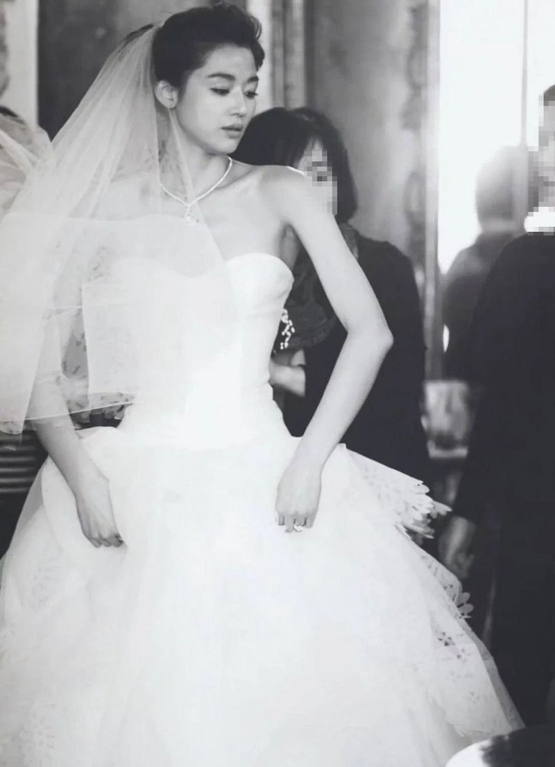 Jun Ji Hyun Foto Jun Ji Hyun dari momen pernikahannya pada tahun 2012 dirilis oleh fotografer Kim Bo Ha lewat situs resmi perusahaan fotografinya.
