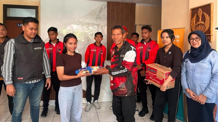 Juru Bicara Soekarno Cup 2026 sekaligus legenda Timnas Indonesia, Yusuf Ekodono, salurkan bantuan ke mahasiswa NTT
