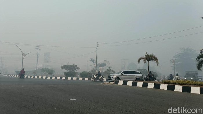 Kabut asap di sekitar area Bandara Syamsudin Noor Banjarmasin di Banjarbaru.