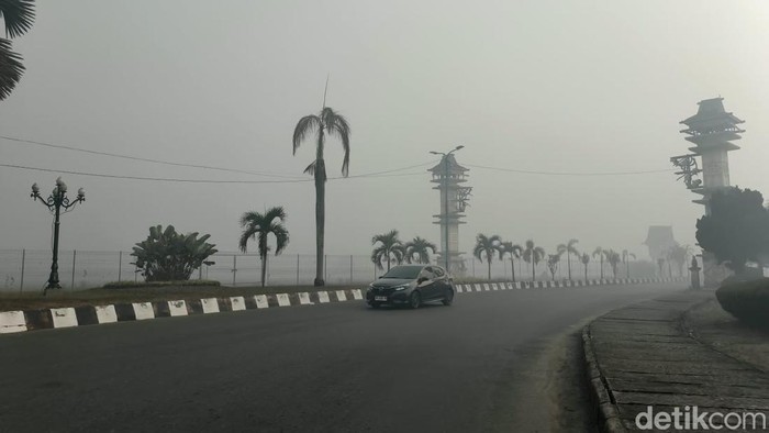 Kabut asap di sekitar area Bandara Syamsudin Noor Banjarmasin di Banjarbaru.