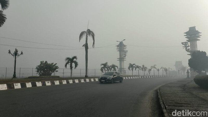 Kabut asap di sekitar area Bandara Syamsudin Noor Banjarmasin di Banjarbaru.