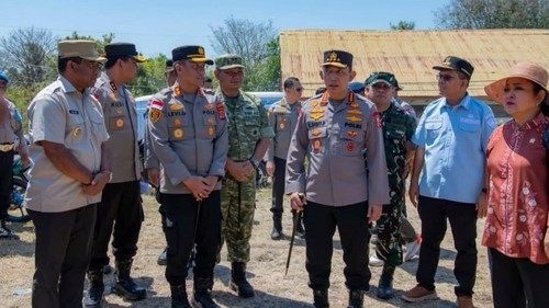 Kapolres Manggarai mendampingi Kapolri Jenderal Listyo Sigit Prabowo mengunjungi posko pengungsian di Kecamatan Reok