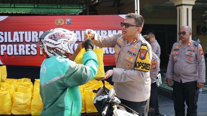 Kapolres Mojokerto Kota, AKBP Herdiawan Arifianto, saat membagikan bingkisan ke ojol