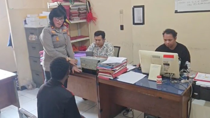 Kapolsek Jagakarsa Kompol Nurma Dewi menginterogasi pria J yang bugil dan memukuli pemotor di Lenteng Agung, Rabu (19/8/2026).
