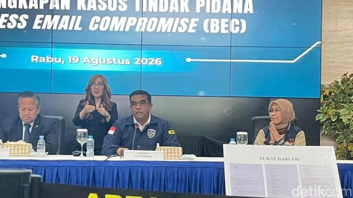 Kasubdit I Dittipidsiber Bareskrim Polri, Kombes Deddy Supriadi, dalam jumpa pers di Bareskrim.