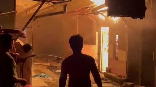 Rumah semipermanen yang terbakar di Jalan Marlboro XII, Pemecutan Kelod, Denpasar Barat pada Rabu (19/8/2026). (dok. Damkar Kota Denpasar)