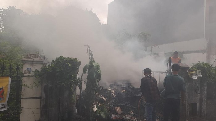 Kebakaran lahan kosong di Jakbar (dok. Damkar Jakbar)