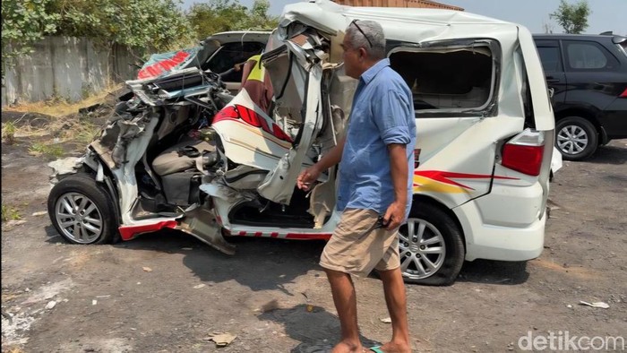 Penampakan ambulans yang terlibat kecelakaan maut dan menewaskan 3 orang di Tol Batang, Rabu (19/8/2026).