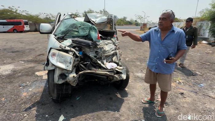 Penampakan ambulans yang terlibat kecelakaan maut dan menewaskan 3 orang di Tol Batang, Rabu (19/8/2026).